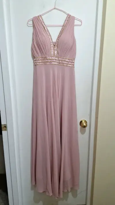 Vestido largo de fiesta rosa con detalles brillantes - miniatura 1
