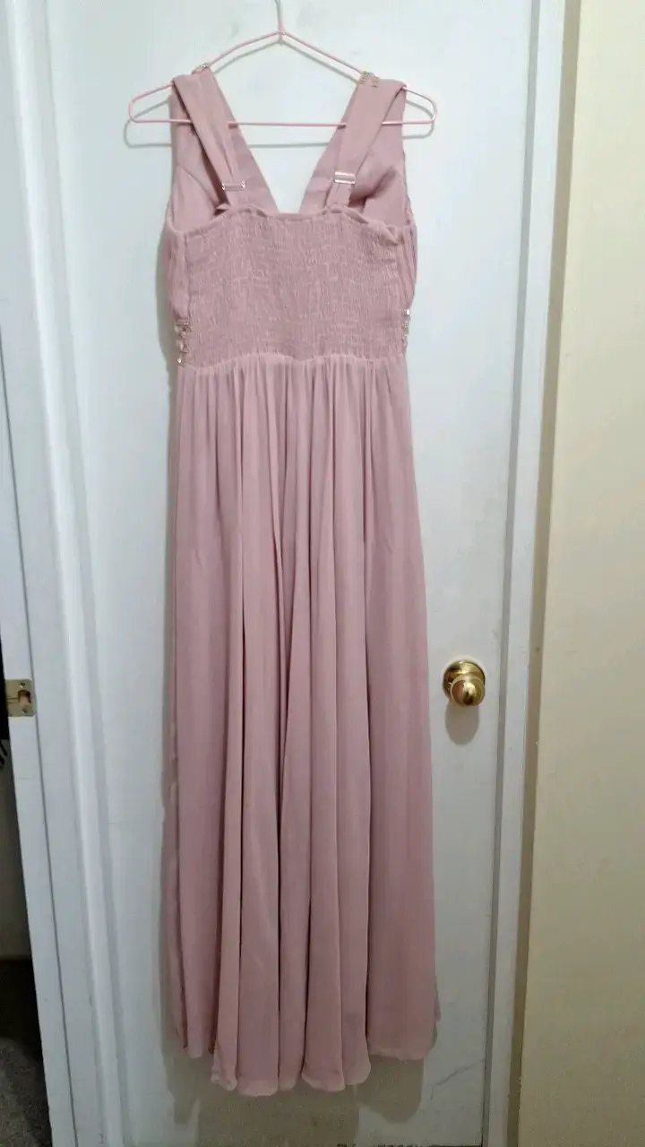 Vestido largo de fiesta rosa con detalles brillantes - 2