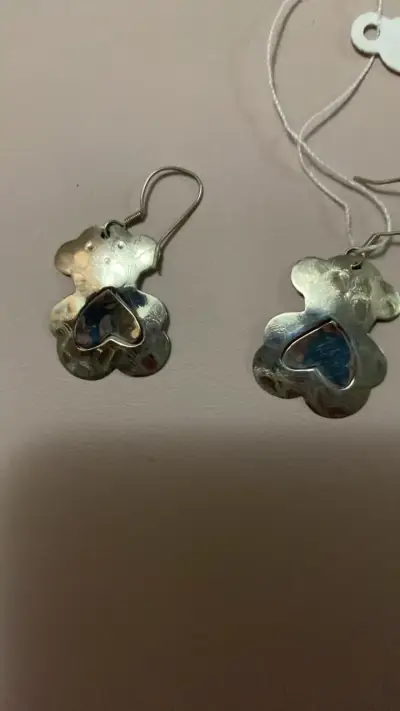 Aros de plata con diseño de osito y corazón - miniatura 1