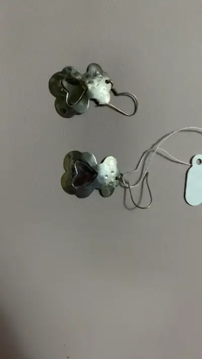 Aros de plata con diseño de osito y corazón - miniatura 2