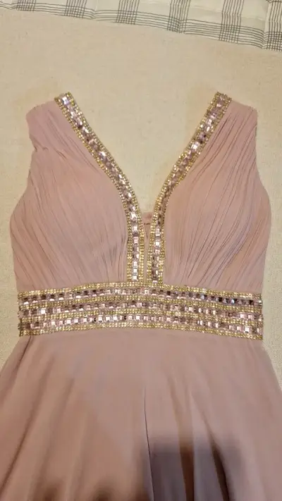 Vestido largo de fiesta rosa con detalles brillantes - miniatura 3