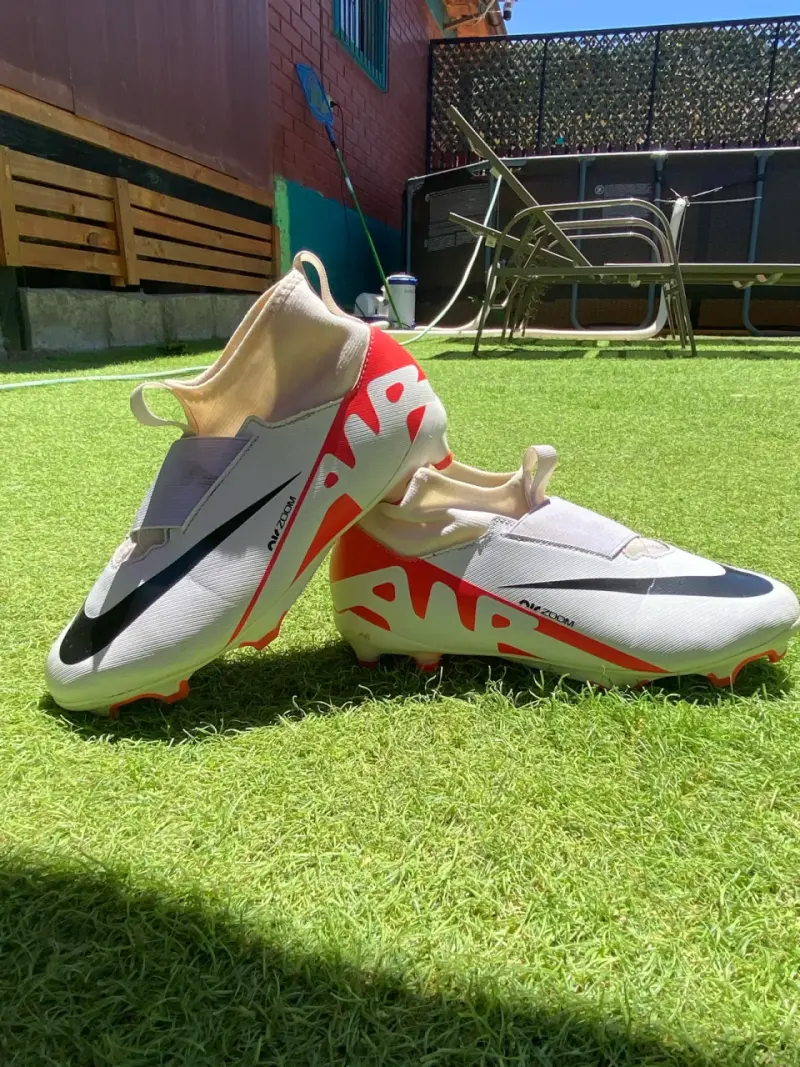 Botines de fútbol Nike Phantom blancos y rojos - 2