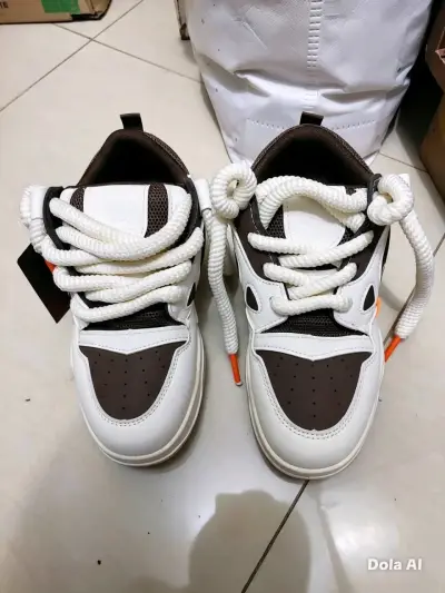 Zapatillas blancas y marrones unisex - miniatura 1