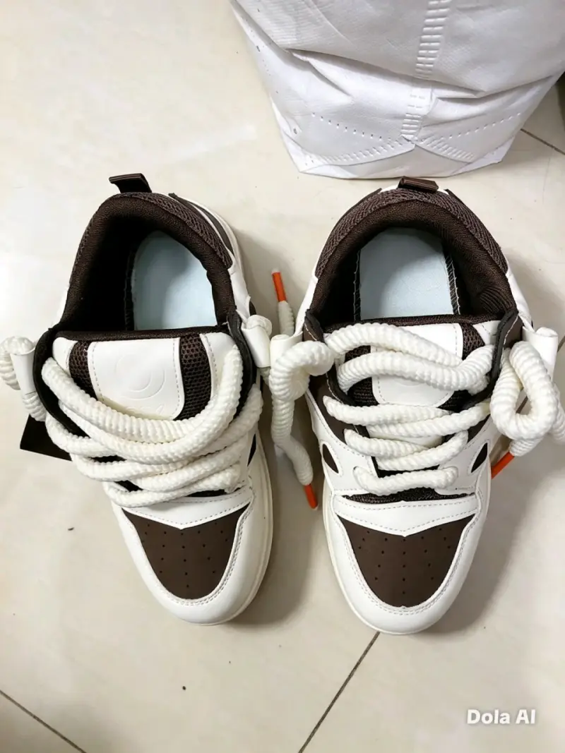 Zapatillas blancas y marrones unisex - 2