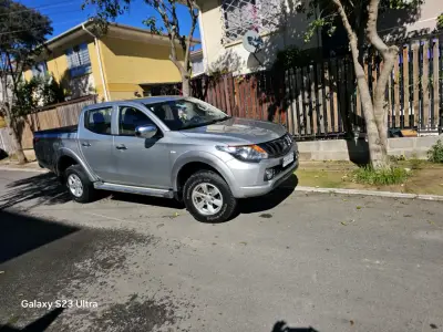 Camioneta Mitsubishi L200 gris en buen estado - miniatura 1