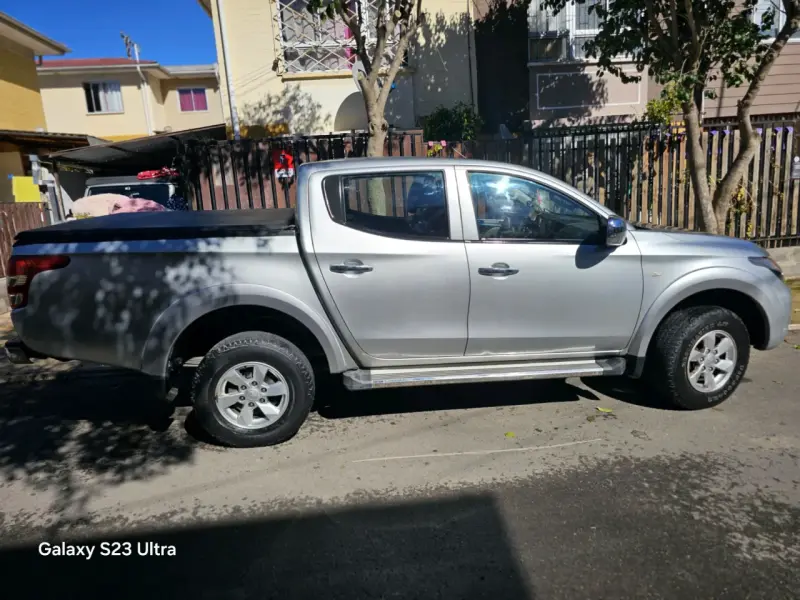 Camioneta Mitsubishi L200 gris en buen estado - 2