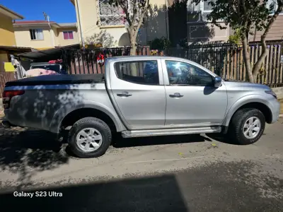 Camioneta Mitsubishi L200 gris en buen estado - miniatura 2