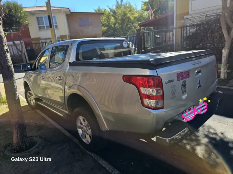 Camioneta Mitsubishi L200 gris en buen estado - 3