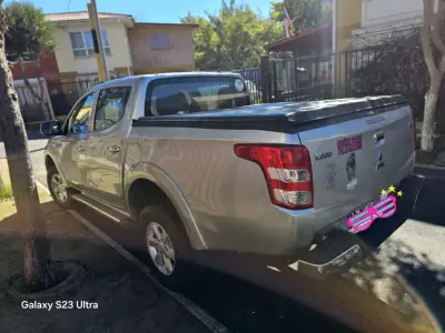 Camioneta Mitsubishi L200 gris en buen estado - miniatura 3