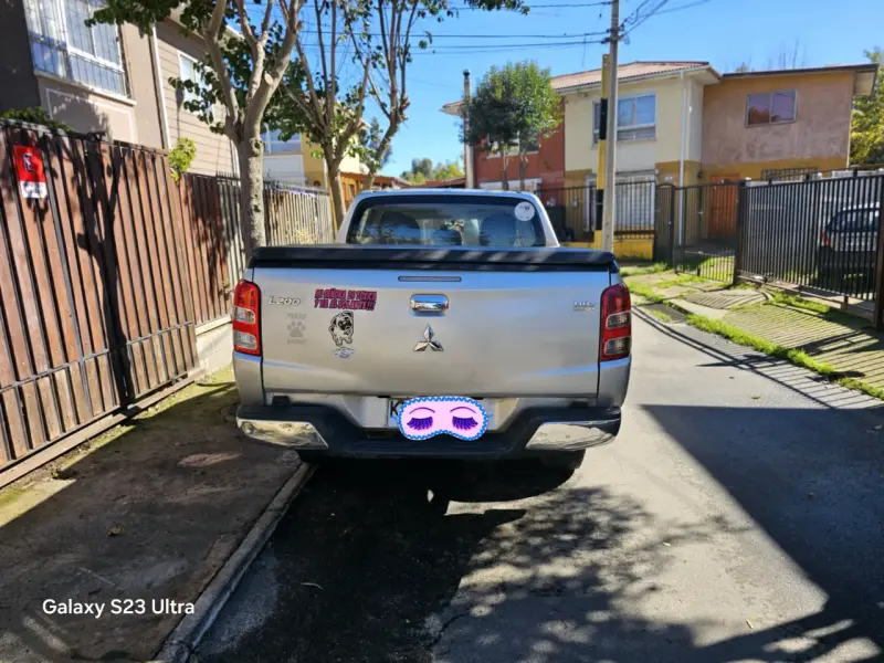 Camioneta Mitsubishi L200 gris en buen estado - 4