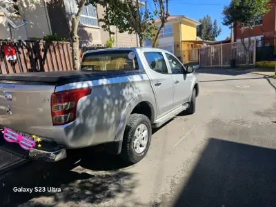 Camioneta Mitsubishi L200 gris en buen estado - miniatura 5