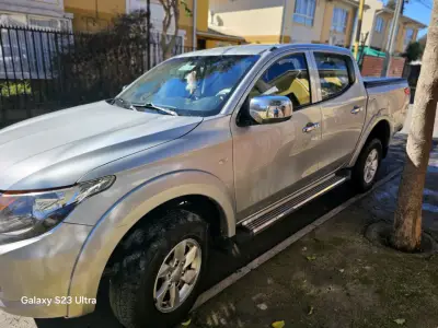 Camioneta Mitsubishi L200 gris en buen estado - miniatura 6
