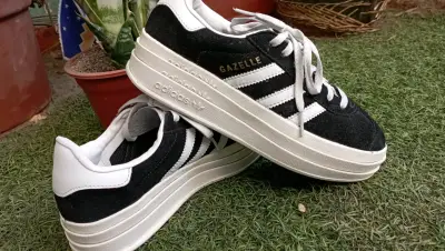 Zapatillas Adidas Gazelle N°36,5 negras y blancas - miniatura 1