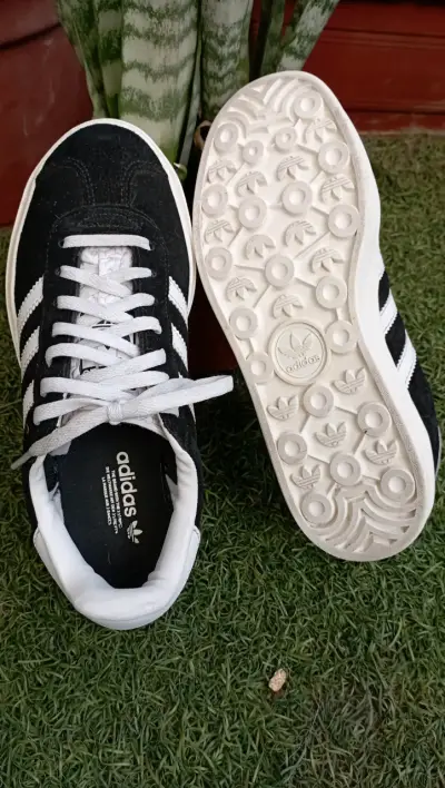 Zapatillas Adidas Gazelle N°36,5 negras y blancas - miniatura 2