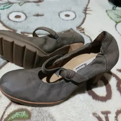 Zapatos de tacón marrón con correa - miniatura 1