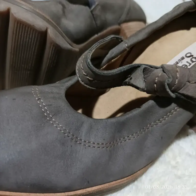 Zapatos de tacón marrón con correa - 2