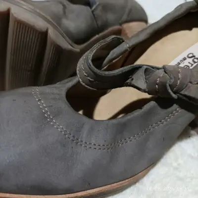 Zapatos de tacón marrón con correa - miniatura 2