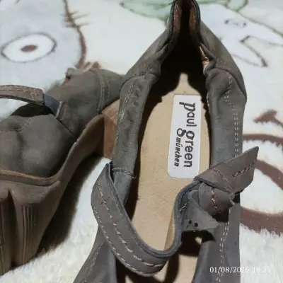 Zapatos de tacón marrón con correa - miniatura 5