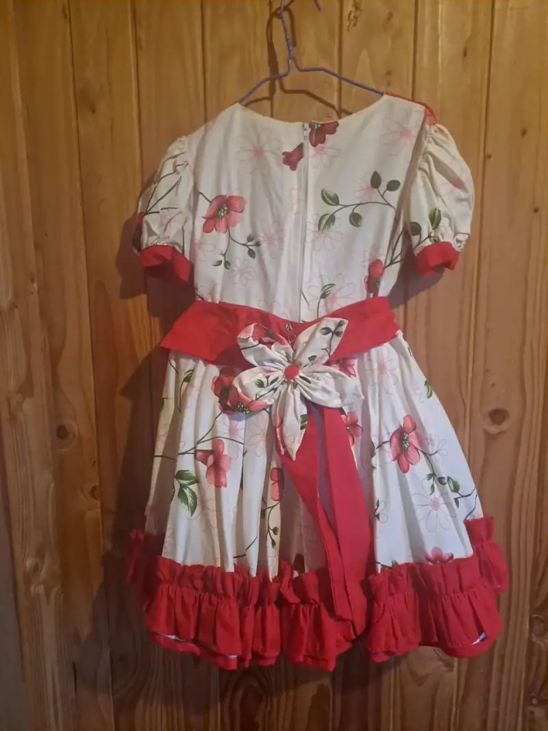 Vestido infantil floral con capa blanca - 2