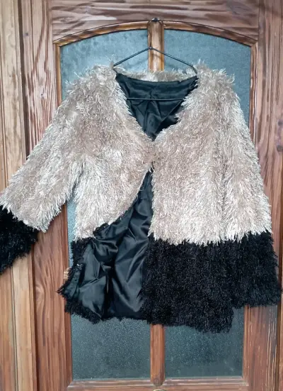 Chaqueta de peluche bicolor beige y negro - miniatura 1