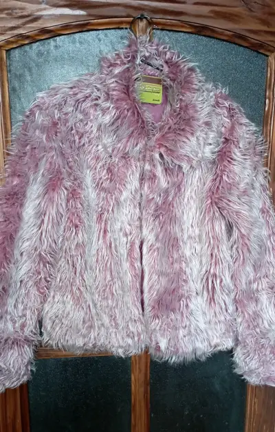 Chaqueta de piel sintética rosada para mujer - miniatura 1