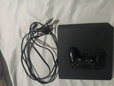 Consola PlayStation 4 Slim con control y cables - miniatura 1