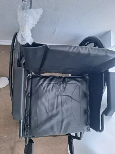 Silla de ruedas plegable negra en buen estado - miniatura 1