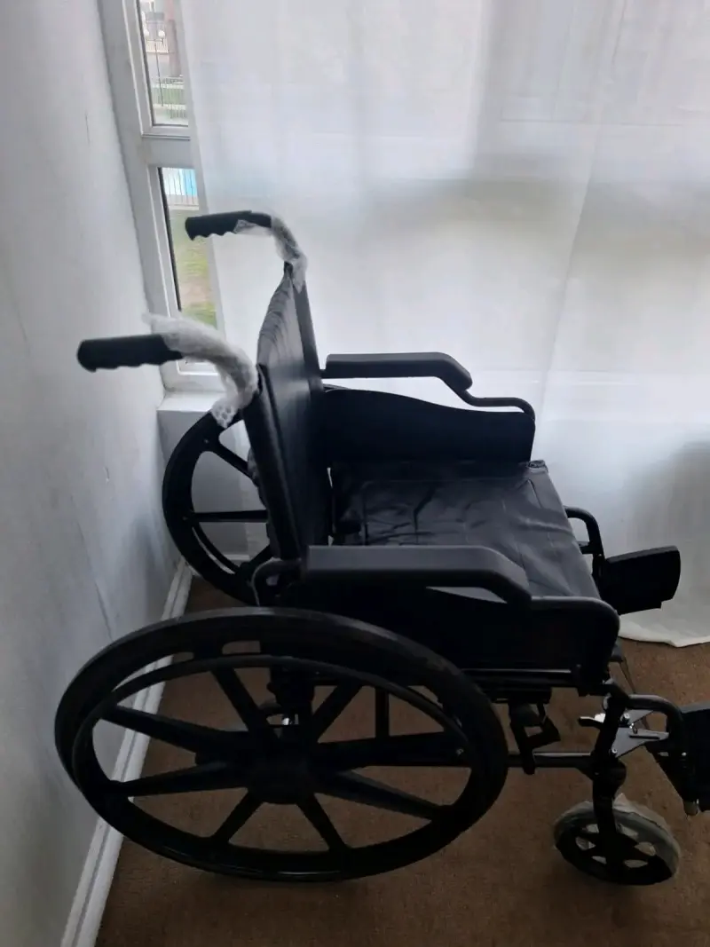 Silla de ruedas plegable negra en buen estado - 2