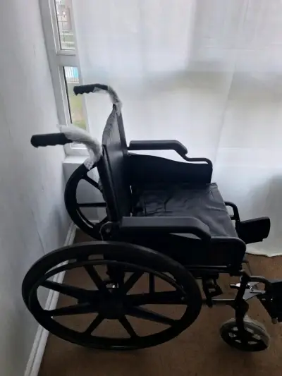 Silla de ruedas plegable negra en buen estado - miniatura 2