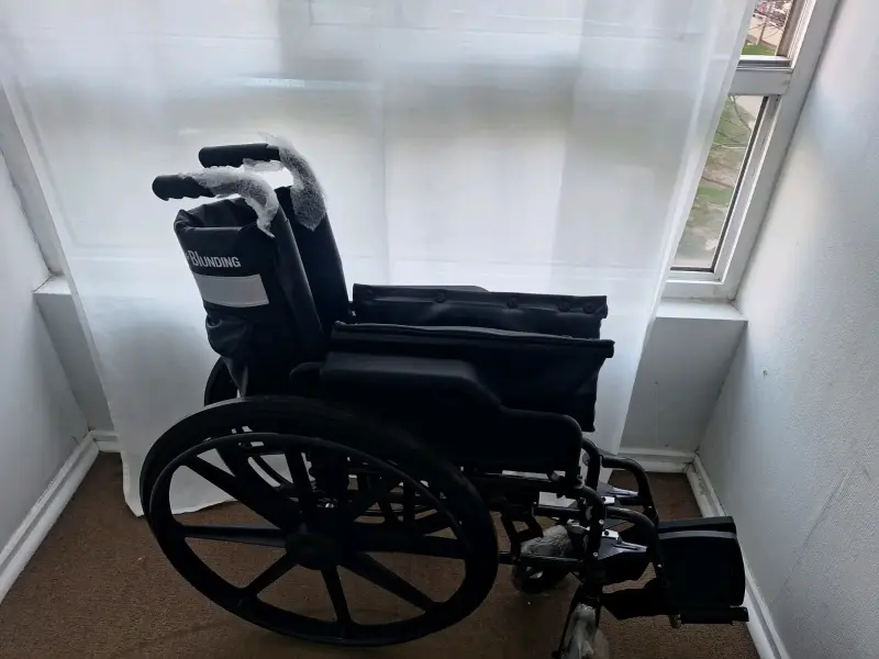 Silla de ruedas plegable negra en buen estado - 3