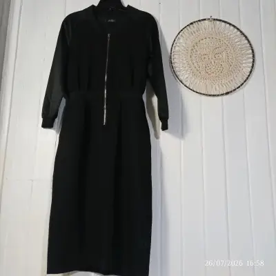 Vestido negro con cierre frontal - miniatura 1