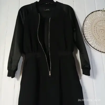 Vestido negro con cierre frontal - miniatura 2