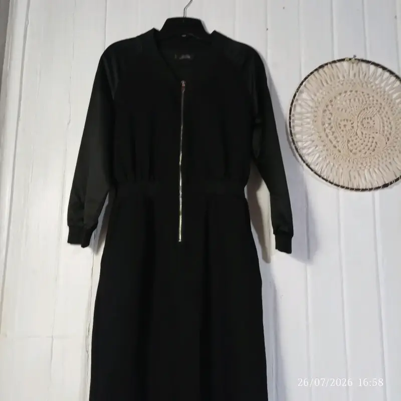 Vestido negro con cierre frontal - 3