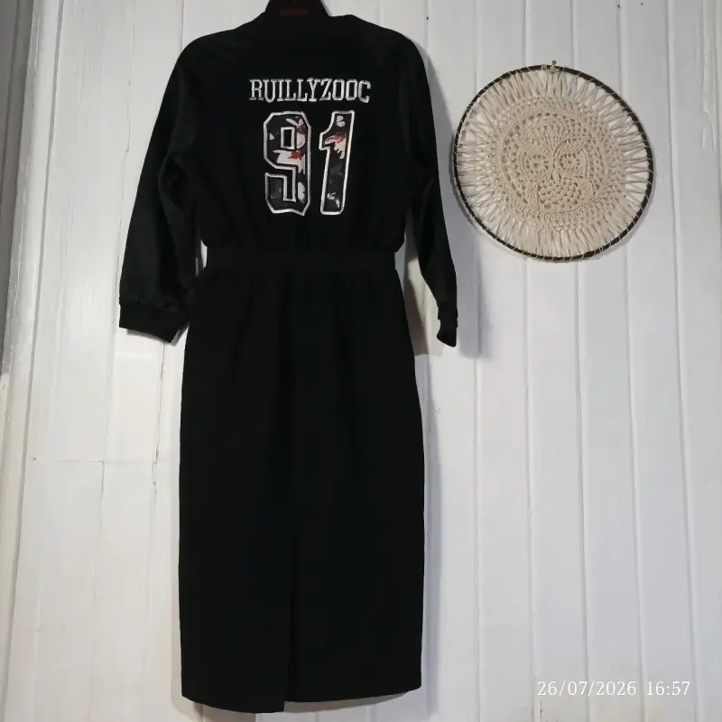 Vestido negro con cierre frontal - 4
