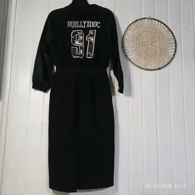 Vestido negro con cierre frontal - miniatura 4