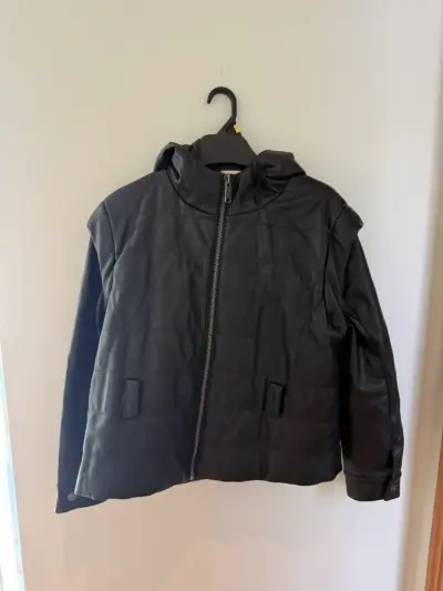 Chaqueta de cuero sintético negra con capucha - miniatura 1
