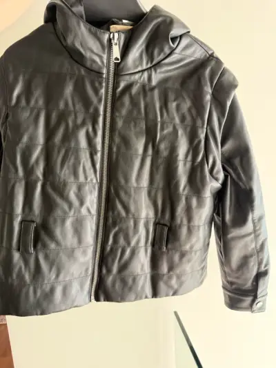 Chaqueta de cuero sintético negra con capucha - miniatura 3