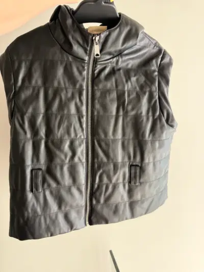 Chaqueta de cuero sintético negra con capucha - miniatura 4