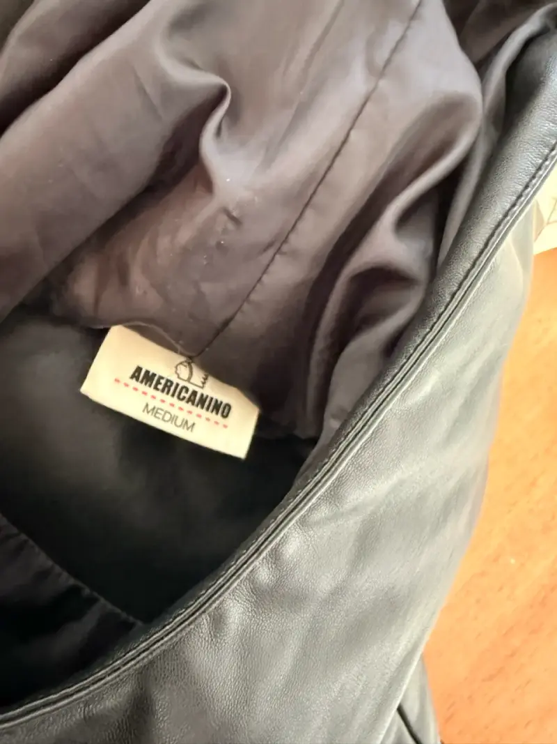 Chaqueta de cuero sintético negra con capucha - 5