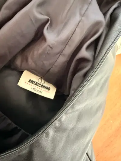 Chaqueta de cuero sintético negra con capucha - miniatura 5