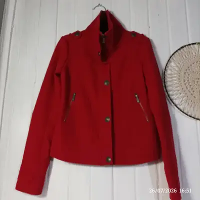 Chaqueta roja con botones decorativos - miniatura 1