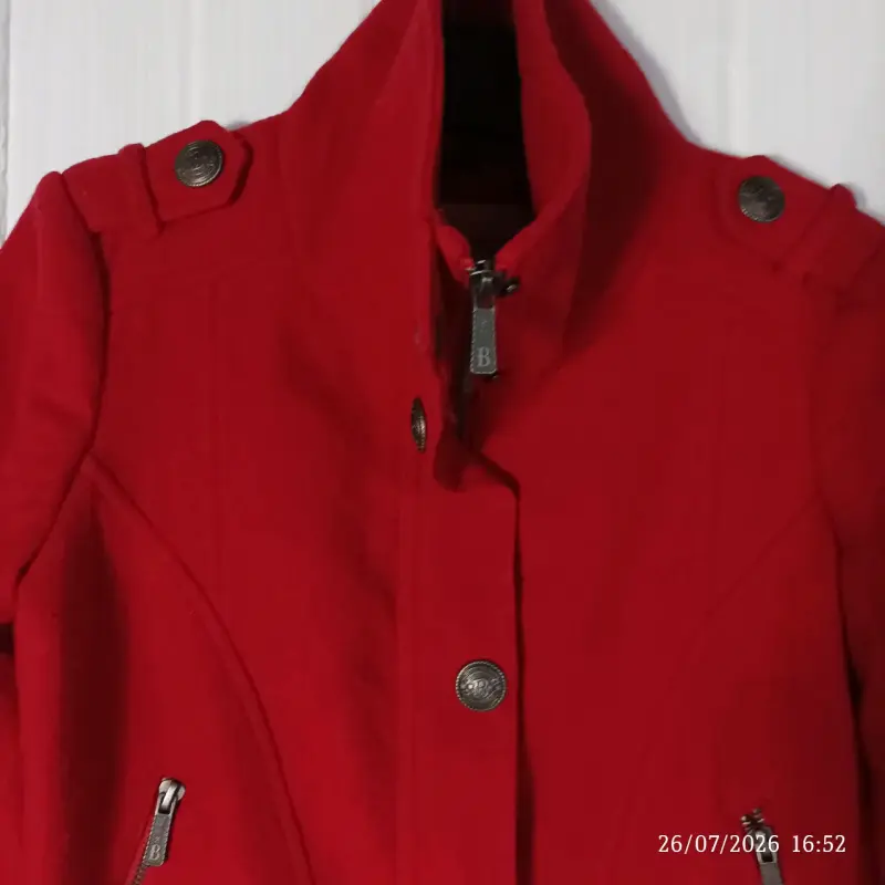 Chaqueta roja con botones decorativos - 2