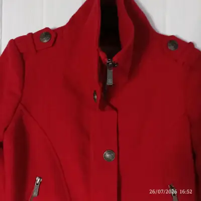 Chaqueta roja con botones decorativos - miniatura 2