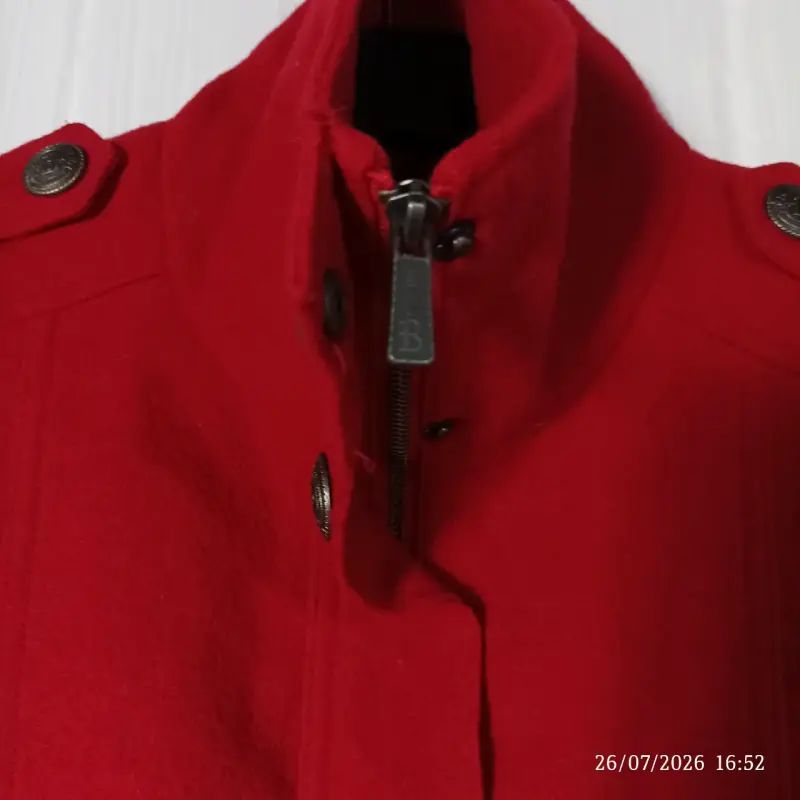 Chaqueta roja con botones decorativos - 3