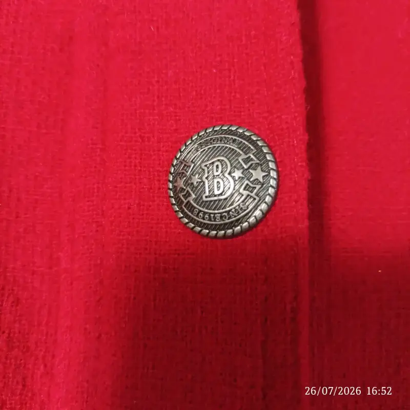 Chaqueta roja con botones decorativos - 4