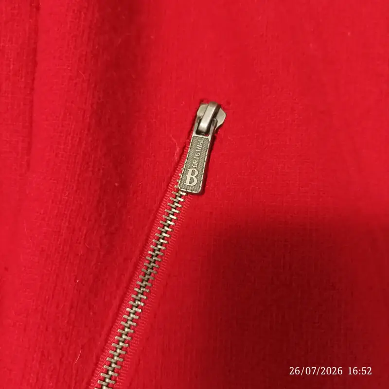 Chaqueta roja con botones decorativos - 5