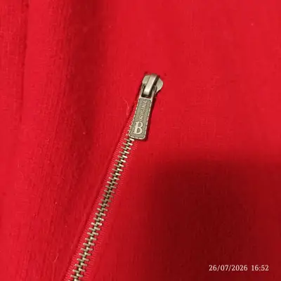 Chaqueta roja con botones decorativos - miniatura 5