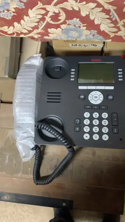 Teléfono de oficina Avaya con pantalla LCD - miniatura 1