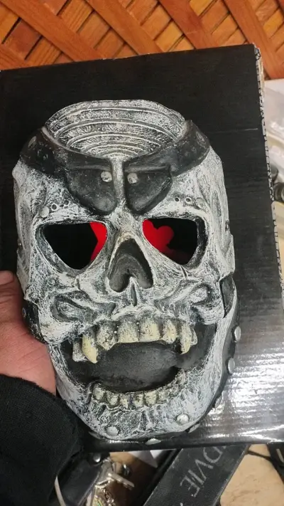 Máscara de calavera y máscara negra con diseño - miniatura 1