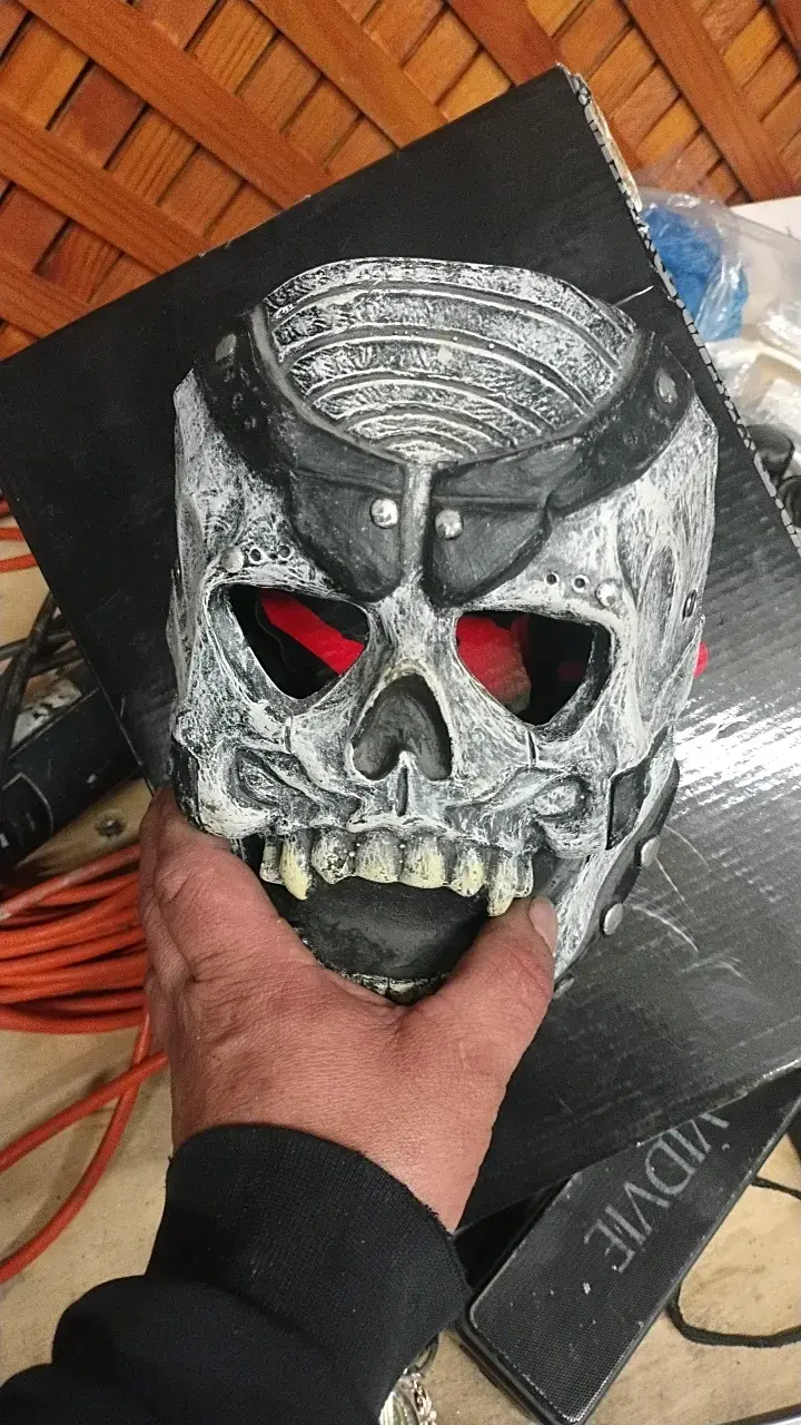 Máscara de calavera y máscara negra con diseño - 2